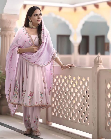 3,919 Likes, 44 Comments - N I M R A T    K A H L O N (@nimratkahlon.in) on Instagram: “@noormahalkarnal  #delhi #punjab” Nimrat Kahlon Suits Latest, Frock Suit With Salwar, Punjabi Frock Suit, Frock Suit Design, Long Frocks For Girls, Bridal Suits Punjabi, Designer Suits For Wedding, Latest Punjabi Suits, Frock Suit