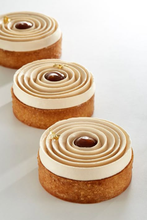 Caramel Mousse, Patisserie Fine, Caramel Tart, Pies & Tarts, Baking Sweets, Cute Food, Tart, Wedding Cakes, Caramel