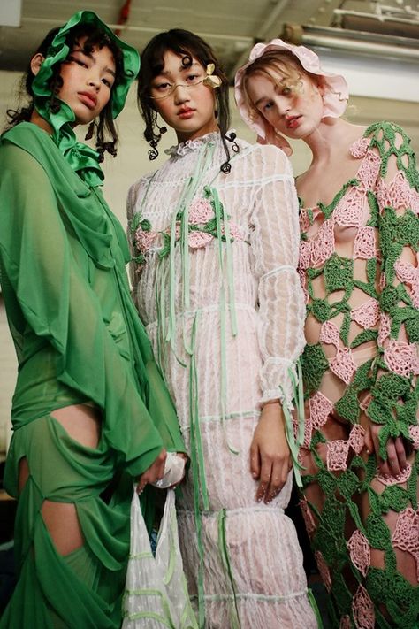 Yuhan Wang, Asian Designers, Textiles Fashion, Green And Pink, Inspired Outfits, Fashion Editorial, Costume Design, Colorful Fashion, Fashion Clothes