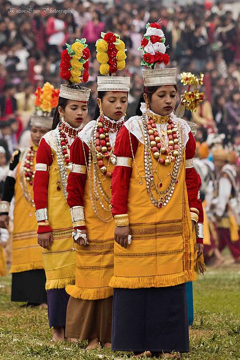 The Vibrant World of Khasi Tribes: Exploring Meghalaya’s Unique Cultural Heritage – The Cultural Heritage of India Exotic Paintings, Cultural Heritage Of India, Sleeveless Coat, Bright Pictures, Dress Drawing, Instagram Photo Ideas Posts, South Asia, People Of The World, Love And Respect