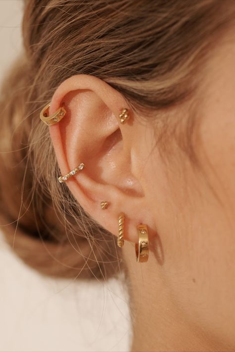 Ear Piercings Placement Chart, Minimal Gold Jewelry, Double Ear Piercings, Simple Gold Earrings, Pretty Ear Piercings, Cute Ear Piercings, Ear Style, Stacked Earrings, Minimal Earrings