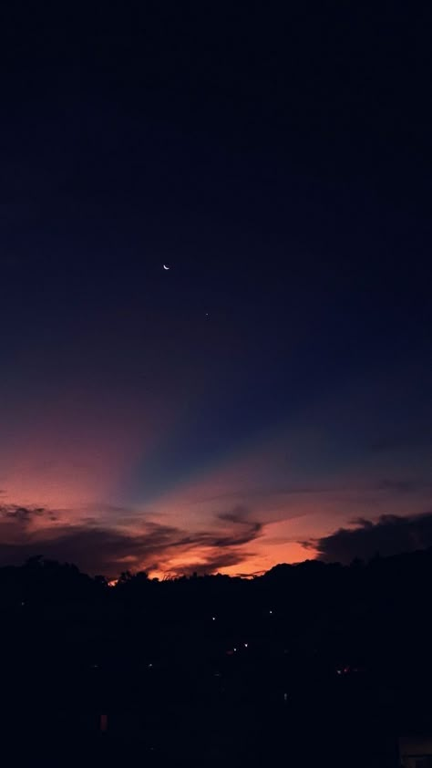 Main Characters Aesthetic, Pretty Moon Aesthetic, Moon With Sunset, Night Sky Wallpaper Aesthetic, Sky Pictures At Night, Nature Photography Night, Sky Aesthetic Night, Sky Aesthetic Wallpaper, Night Sky Aesthetic