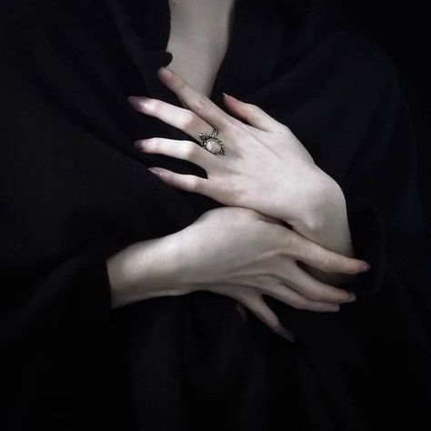 Yennefer Of Vengerberg, Hand Reference, Pretty Hands, Jacob Black, Trik Fotografi, Body Reference, Anatomy Reference, Character Aesthetic, Draco Malfoy