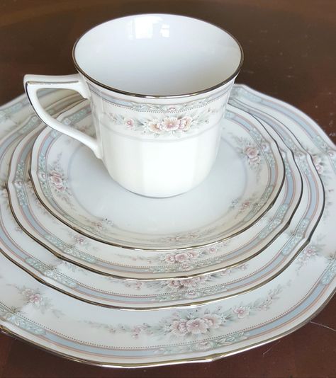 Green Floral Wedding, Dinnerware Vintage, Vintage Dinnerware Set, Fine China Set, Salad Bread, Fine China Dinnerware, Fine Dinnerware, Dinner Salad, Noritake China