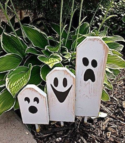 DUY ghost stakes reused from picket fence posts Awesome Diy Halloween Decorations, Diy Halloween Dekoration, Fun Diy Halloween Decorations, Creative Halloween Decorations, Dekorasi Halloween, Halloween Decorations Ideas, Halloween Wood Crafts, Halloween Decor Diy, Adornos Halloween