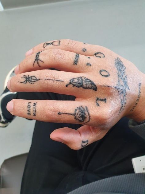 Men Finger Tattoos, Tattoo Main, Herren Hand Tattoos, Simple Tattoos For Guys, Small Finger Tattoos, Finger Tats, Knuckle Tattoos, Hand And Finger Tattoos, Finger Tattoo Designs