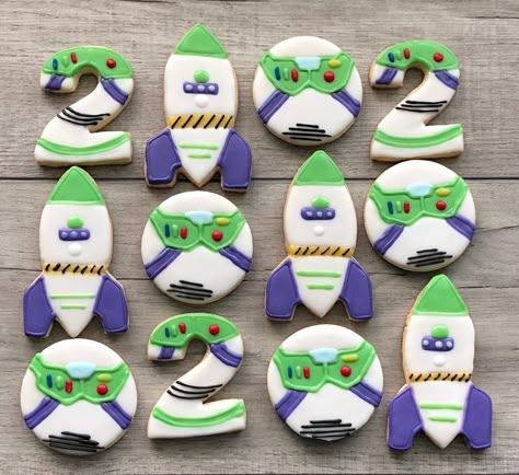 Buzz Lightyear Dessert, Buzz Light Year Cookies Decorated, Buzz Lightyear Food Ideas, Buzz Light Year Cake Pops, Buzz Lighter Birthday Party Ideas, Buzz Lightyear Treats, Buzz Lightyear Cookies Decorated, Buzz Themed Birthday Party, Buzz Lightyear Birthday Party Decor