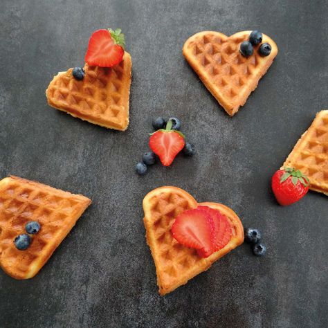 Keto wafels recept Salty Treats, Summer Dining, Go For It, Keto Snacks, Keto Dessert, Ketogenic Diet, Health Food, Keto Recipes, Waffles