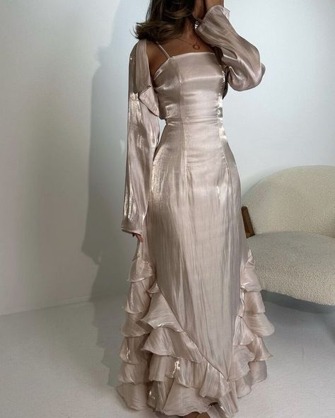 Wedding Guest Dress Summer Classy, Formal Wedding Guest Dress Summer, Classy Tips, Ball Gowns Fantasy, Formal Wedding Guest Dress, Modest Dresses Fashion, Mode Abaya, Modest Dresses Casual, Elegant Dresses Classy