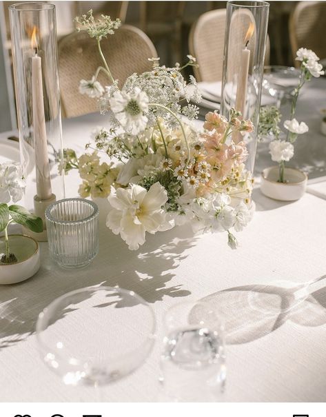 Flower Stand Table Centerpiece, Silk Table Runner Wedding, Small Memory Table Wedding, Simple Florals For Wedding, Modern Minimalist Wedding Flowers, Dainty Floral Arrangement, Wedding Table Ideas Round, Light And Airy Wedding Flowers, Wedding Table Settings Outdoor