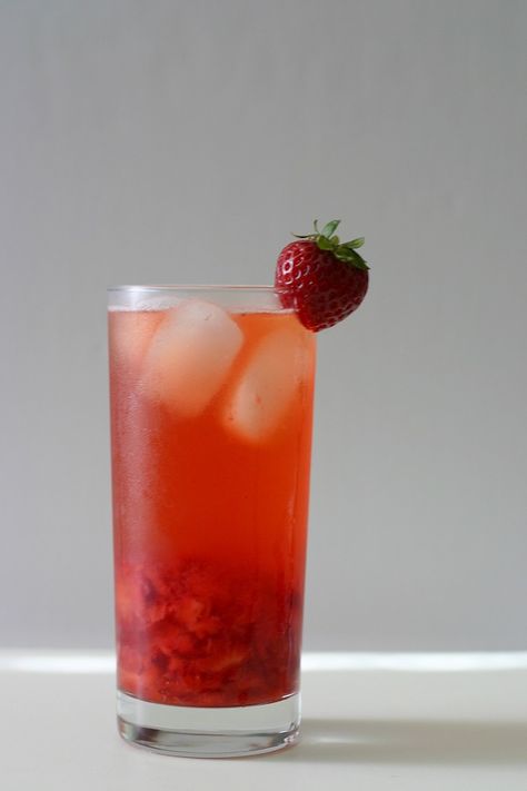 This bubbly strawberry jasmine tea features strong tea paired with plenty of summery sweet strawberries, topped off with sparkling water. Strawberries With Sugar, Freeze Strawberries, Strawberry Smoothie Recipe, Bubble Tea Flavors, Amazing Drinks, Strawberry Cocktails, Drinks Ideas, Smoothie Recipes Strawberry, Strawberry Tea