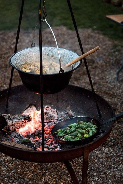 Cooking In Nature, Outdoor Fire Pits, Open Fire Cooking, Grilled Food, Cups Of Tea, Camping Aesthetic, Campfire Food, Fire Cooking, Campfire Cooking