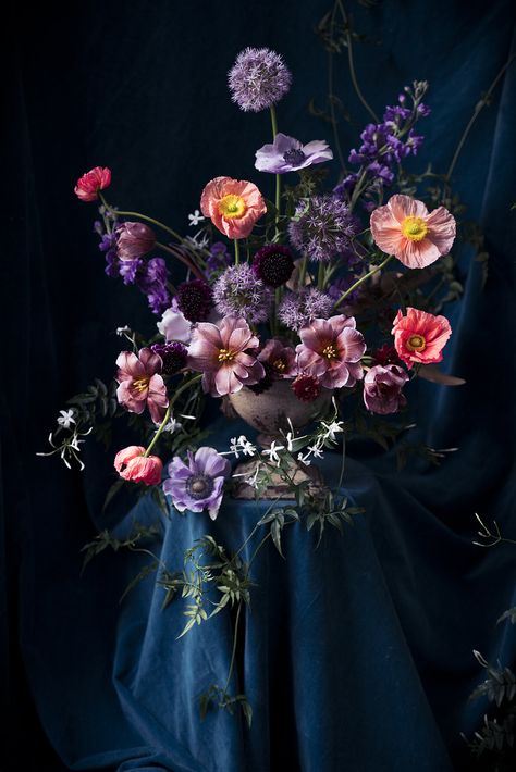 e p h e m e r a Vintage Flower Arrangements, Bouquet Photography, Still Life Flowers, Dark Flowers, Organic Forms, Clay Flowers, Flower Centerpieces, Wedding Florist, Design Floral