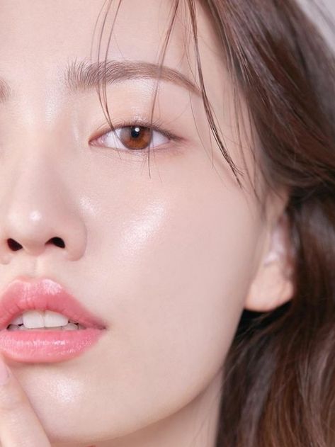 Korean glass skin routine Pale White Skin, Korean Glass Skin, Clear Glowing Skin, Pink Skin, Glowing Skincare, Cute Makeup Looks, Beauty Tips For Skin, Pretty Skin, Glowy Skin