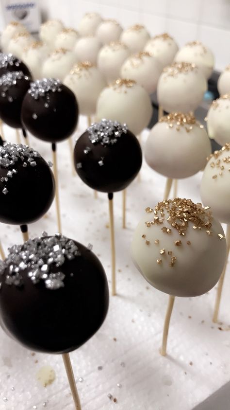 Desserts For 18th Birthday, Black And Gold Cake Pops Birthdays, Birthday Cake Pops For Him, Black Gold Cake Pops, Cake Pops Black And White, Black Gold White And Silver Party Decorations, Dark Dessert Table, Birthday Party Event Space, Black Cake Pops With Gold