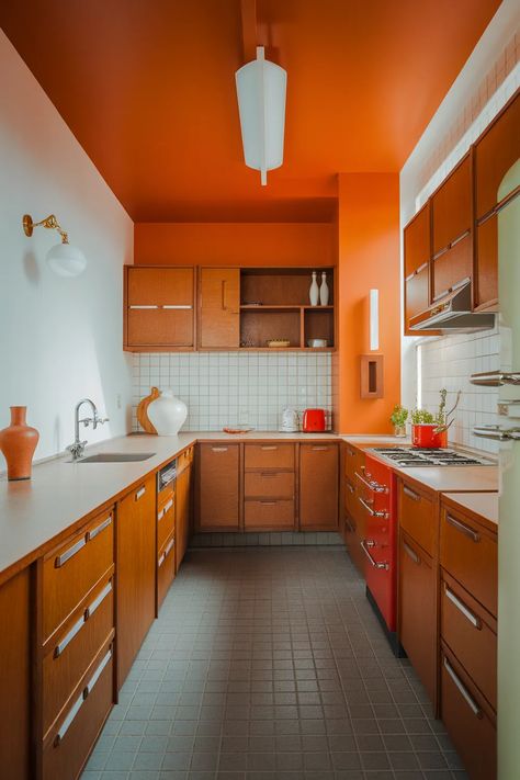 30 Stylish Mid-Century Modern Kitchen Design Ideas You’ll Love - The Ivy Kitchen Blog Kitchen In Apartment, Mid Century Wood Kitchen, Modern Kitchen Tile Floor, Retro Modern Kitchen, Ivy Kitchen, Mid Century Modern Kitchen Remodel, Modern Kitchen Flooring, Mid Century Modern Kitchen Design, Mid Century Tile