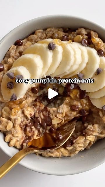 Sari Diskin on Instagram: "warm cozy high protein pumpkin oatmeal 🎃🧡 takes 5 minutes and makes my soul and body happy! So satisfying and delish. Recipe below. Save to make! 

3/4 C Rolled Oats
1/4 C Pumpkin Puree 
1 Tbsp Chia Seeds 
1 scoop Protein Powder of choice (vanilla or unflavored)
1/2 tsp Cinnamon 
1/2 tsp Pumpkin spice 
1 C Milk of Choice 

Combine all ingredients in a small pot and bring to a simmer on medium low heat until creamy, smooth and liquid is absorbed by the oats. Takes about 5 mins. 

Top with fruit, chocolate chips, honey and sea salt. Enjoy! 

#breakfast #fallbreakfast #pumpkinspice #autumn #oats #proteinpacked" Fruit Chocolate, Pumpkin Oatmeal, Fall Breakfast, Rolled Oats, Pumpkin Puree, Chia Seeds, Protein Powder, Chocolate Chips, High Protein