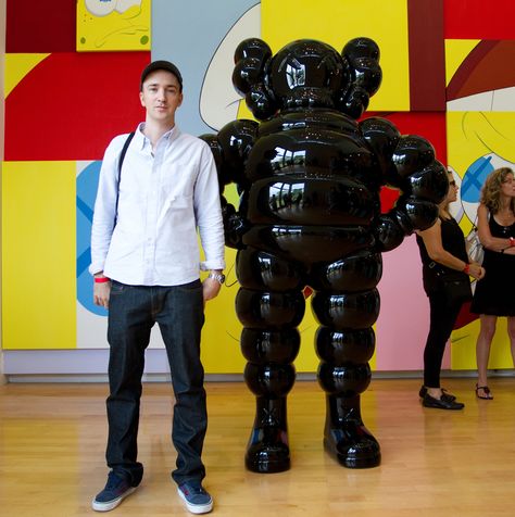 KAWS Brian Donnelly, Painting Backgrounds, Pop Art Artists, Bus Shelters, School Of Visual Arts, Modern Pop Art, Bachelor Of Fine Arts, Lifestyle Art, Mtv Video Music Award