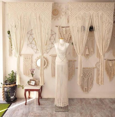 Macrame Studio, Diy Macrame Plant Hanger Pattern, Macrame Wall Hanging Ideas, Macrame Crochet, Macrame Wedding Backdrop, Macrame Headboard, Macrame Plant Hanger Patterns, Boho Decoration, Macrame Table Runner