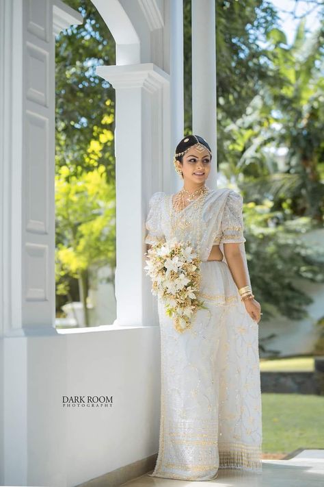 Shalani Tharaka, Buddhist Wedding Dress, Buddhist Wedding, Srilankan Wedding, Courthouse Wedding Photos, Wedding Maids, Beautiful Bridal Dresses, Colombo Sri Lanka, Wedding Dress Guide