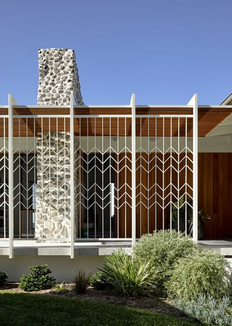 A Gentle Brutalist Masterpiece Wedged Into A Brisbane Mountain House In Australia, Mid Century Exterior, Coastal Architecture, Family Backyard, Case Study Houses, 1950s House, Mid Century Architecture, Australian Architecture, Beach House Design