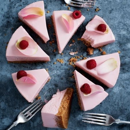 Susanna Blavarg Rose Cheesecake, Easy Dinner Party Desserts, Jelly Cheesecake, Dinner Party Desserts, Rose Recipes, Rose Flavored, Soft Cheese, Cheesecake Recipes, No Bake Cake