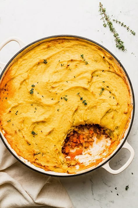 This turkey shepherd's pie is a comforting, healthy and nourishing dish! It's paleo, whole30, and can be made AIP-friendly. Hs Diet, Sweet Potato Shepherds Pie, Aip Meal Prep, Turkey Shepherd's Pie, White Sweet Potato, Turkey Shepherds Pie, Sweet Potato Toppings, Unbound Wellness, Orange Sweet Potatoes