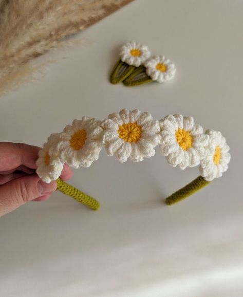 Crochet Baby Headband, Crochet Hair Band, Dainty Crochet, Headband Ideas, Crochet Flower Headbands, Baby Headbands Crochet, Crochet Hair Clips, Crochet Tutorial Pattern, Amazing Crochet