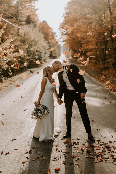 Fall Wedding Couple Pictures, Wedding Autumn Photography, Fall Wedding Photography Poses, Fall Wedding Pictures October, November Wedding Pictures, Fall Wedding Photography October, Wedding Photo Ideas Autumn, Fall Wedding Portraits, November Wedding Photography