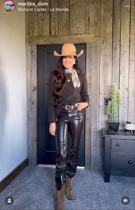 Leather Jacket Western Outfit, Cowgirl Grunge, Rodeo Attire, Christmas Goals, Boho Chic Boots, Outfit Vaquero, Bar Outfits, Nfr Fashion, My First Rodeo