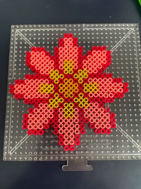 Hama Beads Flower Pattern, Christmas Perler Beads, Murakami Flower, Hamma Beads Ideas, Easy Perler Beads Ideas, Hama Beads Design, Perler Bead Templates, Diy Perler Bead Crafts, Motifs Perler