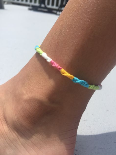 Summer Anklets Diy Friendship Bracelets, Anklet Ideas String, Anklet Friendship Bracelet, Embroidery Anklets, Summer Bracelet Ideas String, Thread Bracelet Designs, Summer Friendship Bracelets Colors, Cute Anklets Diy, Outer Banks Bracelets Colors