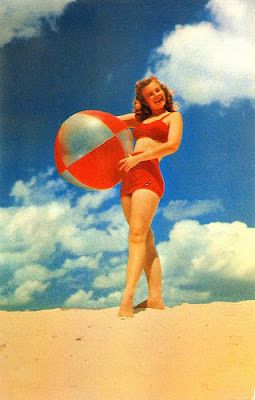 at the beach 1940 50s Beach, 1940s Pinup, 50s Aesthetic, Hawaii Vintage, Pin Up Vintage, Vintage Hawaii, Vintage Swimwear, Beach Shoot, Vintage Swimsuits