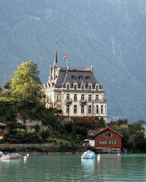 Iseltwald, a quiet spot by the lake where everything slows down and the views do all the talking. 🥹😍 Tips for visiting: - Arrive early to enjoy the calm before it gets busy 💪🏼 - Take a boat ride on Lake Brienz for stunning views 👀 - Walk the lakefront trail for the best photo spots 📸 - Grab lunch at a local café 🍽️ #LakeBrienz #Iseltwald #Switzerland Iseltwald Switzerland, Talking Tips, Lake Brienz, Boat Ride, Switzerland Travel, By The Lake, I Want To Travel, The Calm, Best Photo