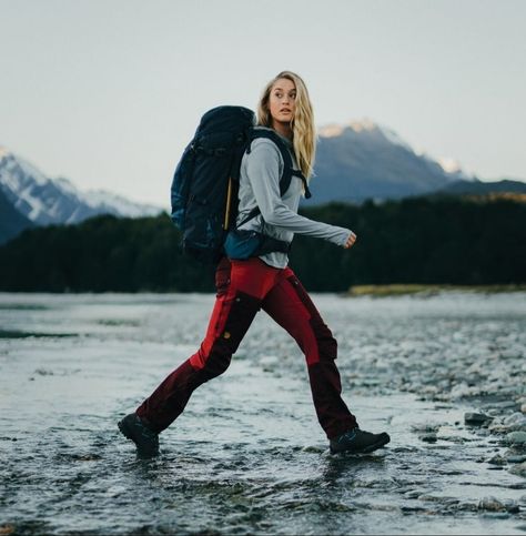 Hiker girl aesthetic. Hiker Girl Aesthetic, Hiking Outfits Winter, Outdoor Camping Outfits, Hiker Girl, Adventure Fashion, Trekking Outfit, Cute Hiking Outfit, Hiking Outfit Women, Geometric Fashion