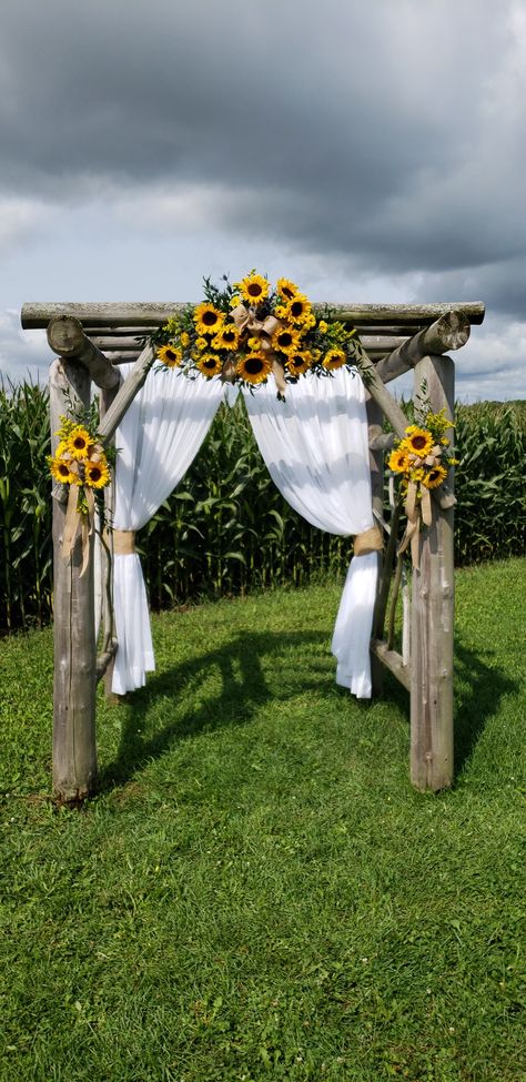 October Wedding Sunflowers, Sunflower Wedding Arbor Ideas, Sunflower Weddings Rustic, Sunflower Wedding Isles Decoration, Fall Outdoor Country Wedding, Sunflower Ceremony Decorations, Wedding In Sunflower Field, Country Arches For Weddings, Sunflower Wedding Arch Rustic