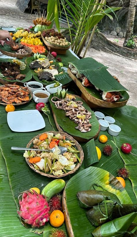 Thailand Table Setting, Indian Feast Table, Coconut Leaf Mandap, Roka Decor, Thai Food Buffet Table, Island Theme Wedding, Safari Christmas, Indonesian Decor, Bali Food Traditional