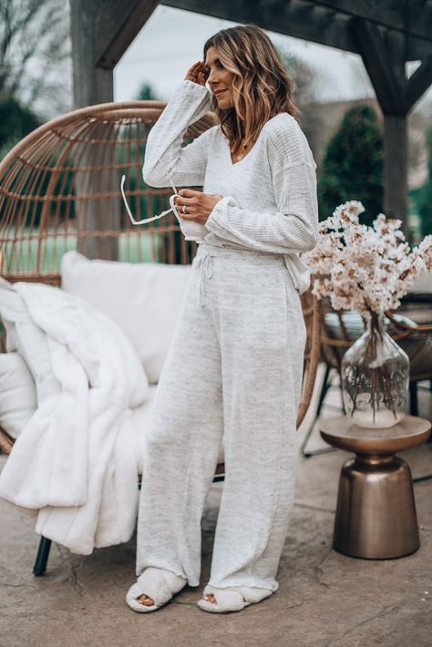 Stay At Home Looks Cozy At Home Outfits Winter, Stay At Home Looks, Clothes Home Style, Dress To Wear At Home, Lounging Around The House Outfit, Stay At Home Clothes, Cozy Outfit Ideas For Home, Cozy Stay At Home Outfits, At Home Style Clothes