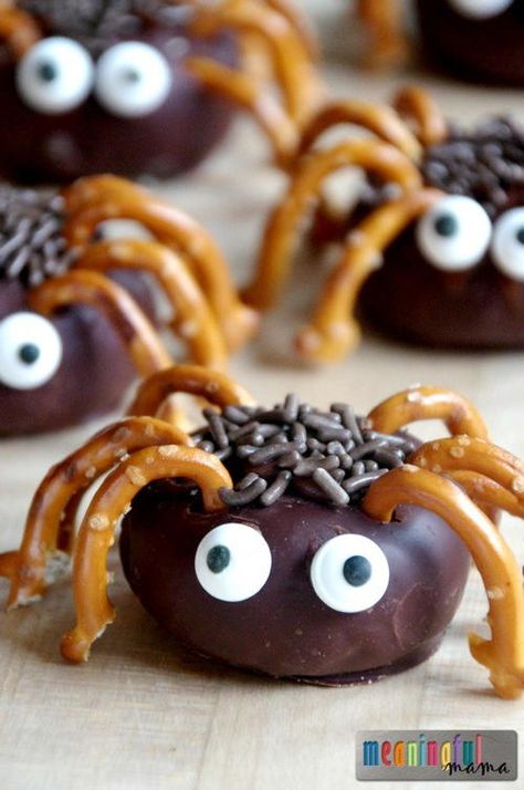 Mini Spider Donut Snacks for Kids | AllFreeKidsCrafts.com Spider Donuts, Kids Halloween Party Food, Spider Food, Halloween Fingerfood, Halloween Torte, Spooky Halloween Desserts, Postres Halloween, Kids Halloween Food, Halloween School Treats