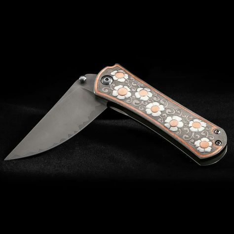 Engraved Knife, Pretty Knives, Knife Art, Floral Pocket, Cool Swords, Cool Knives, Custom Knife, Folding Knife, Pocket Bag