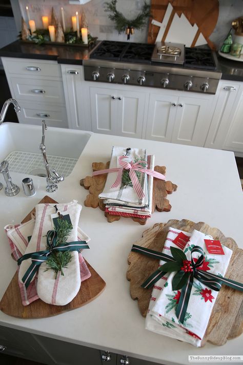 Blanket Gifts For Christmas, Do It Yourself Christmas Gifts Ideas, Simple Christmas Gift Baskets, Gift Ideas For Christmas Family, Target Christmas Gift Ideas, Christmas Tray Gift Ideas, Cute Gift Presentation Ideas, Cheese Board Christmas Gift Ideas, Christmas Hand Soap Gift Ideas