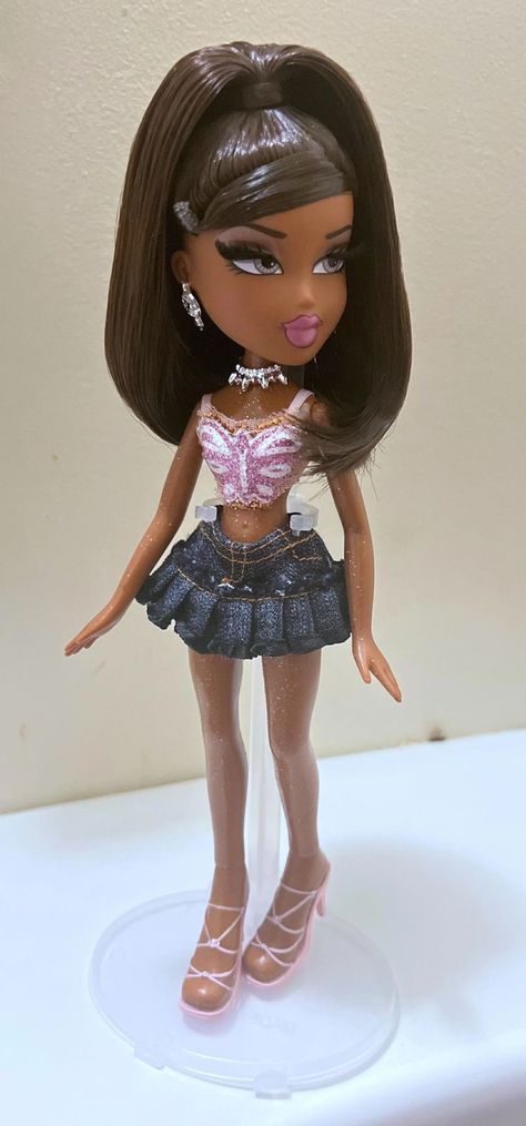 Bratz Sasha Outfit Ideas, Sasha Bratz Hairstyles, Sasha Outfits Bratz, Bratz Doll Outfits Sasha, Original Bratz Dolls Outfit, Bratz Dolls Aesthetic Outfits Sasha, Dark Skin Bratz Doll, Bratz Sasha Doll, Bratz Inspired Outfits Sasha