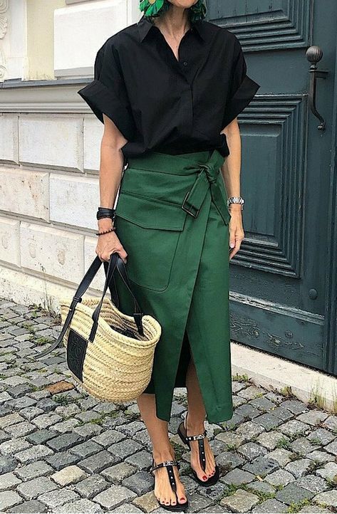 Mode Casual, Looks Chic, 가을 패션, Green Skirt, Mode Inspiration, Look Fashion, Summer Looks, Work Outfit, Chic Outfits