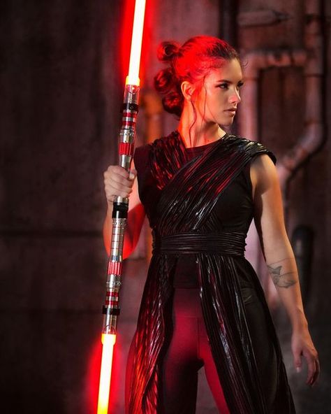 Sith Lord Costume, Star Wars Cosplay Women, Sith Lord Cosplay, Star Wars Sith Female, Marvel Cosplay Girls, Sith Costume, Sith Cosplay, Jedi Outfit, Hot Halloween Outfits