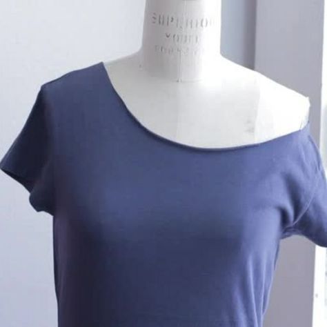 How to Asymmetrically Cut Off the Shoulder of a T-Shirt Diy Off Shoulder Shirt, Cut A Shirt, Off Shoulder Diy, Cut Tshirt Diy, Diy Cut Shirts, Diy Tshirt, Cut Off Shirt, Shirt Hacks, Diy Tees