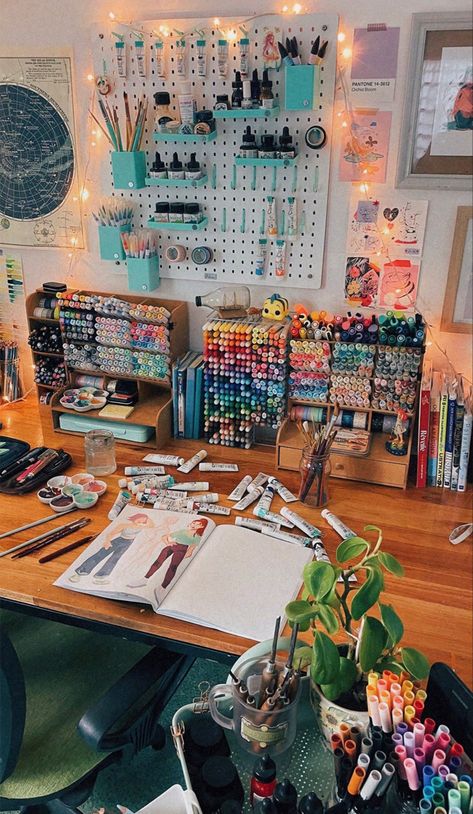 Simple Dorm Room Ideas, Simple Dorm Room, Art Room Ideas, Dream Art Room, Artist Desk, Artist Workspace, Artist Bedroom, Drawing Desk, Art Studio Space