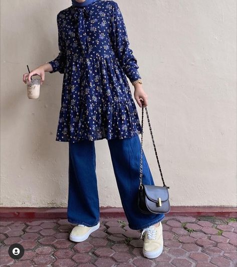 Long Top Designs For Muslim Women, Muslim Jeans Outfits, Short Frock With Jeans, Western Hijabi Outfits, Western Hijab Outfit, Blouse Muslimah Fashion, Long Tops Designs For Muslims, Modest Wear Muslim Casual, Muslimah Fashion Outfits Casual