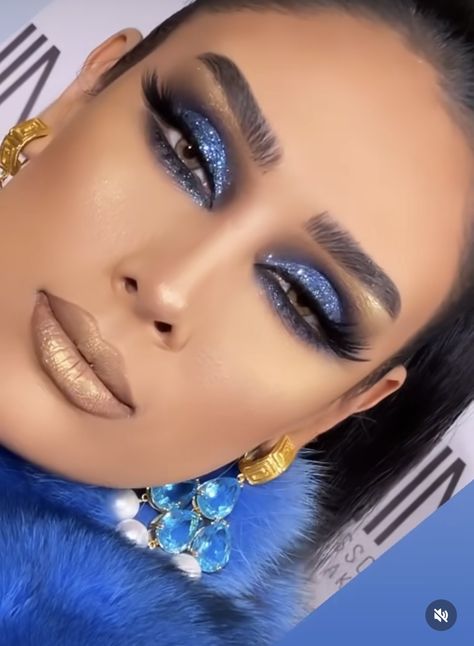 Sparkle Blue Eye Makeup, Blue Bridal Makeup, White And Blue Makeup, Blue Glitter Eye Makeup, Blue Smokey Eye Makeup, Black Smokey Eye Makeup, Drag Make-up, Carnival Makeup, Makeup Artist Tips