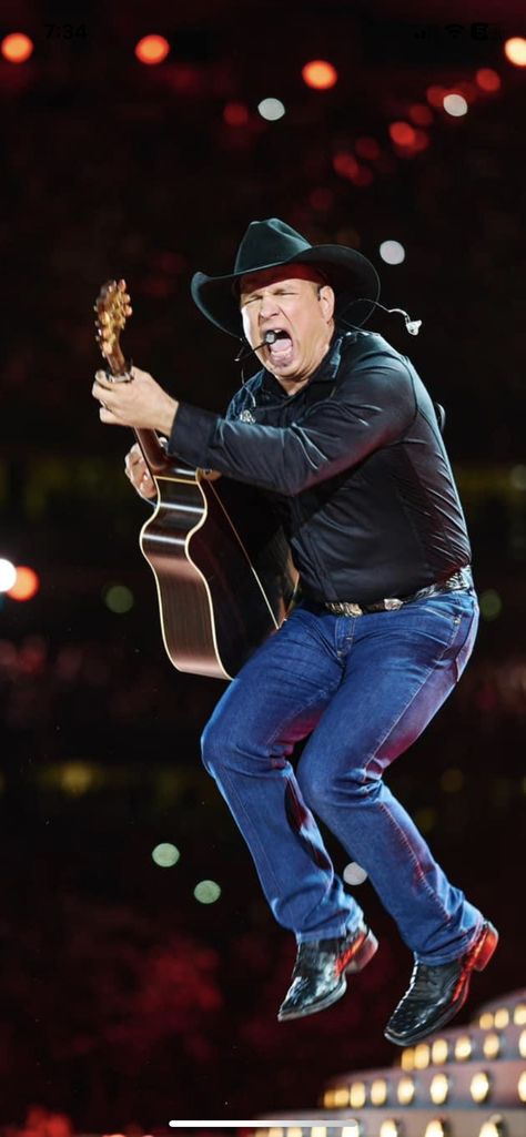 Garth Brooks Concert, Music Jam, Gray Instagram, Country Ideas, Western Outfits Men, Garth Brooks, Beefy Men, George Strait, Country Music Stars