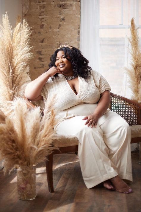 Love Seat Plus Size Photo Poses, Curvy Women Dresses, Plus Size Posing, Tufted Loveseat, Fashion Model Poses, Business Photoshoot, Quoi Porter, Studio Photoshoot, Business Portrait